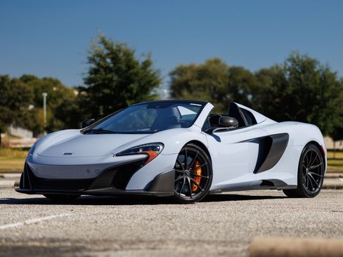 Used 2016 McLaren 675LT Spider image 3