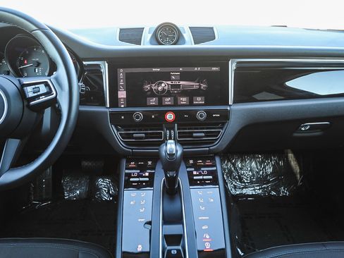 Used 2023 Porsche Macan image 13