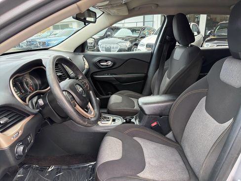 Used 2016 Jeep Cherokee Sport image 35