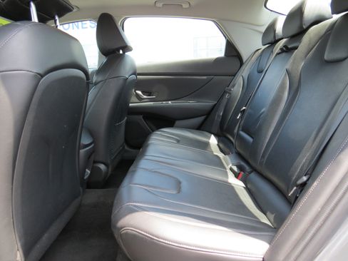 Used 2024 Hyundai Elantra Limited FWD image 11