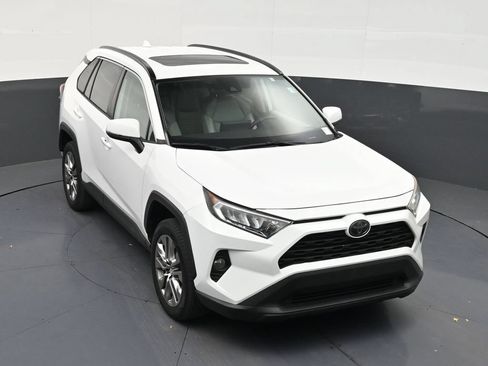Used 2019 Toyota RAV4 XLE Premium FWD image 18
