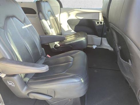 Used 2020 Chrysler Pacifica Touring-L w/ Tire & Wheel Group image 25