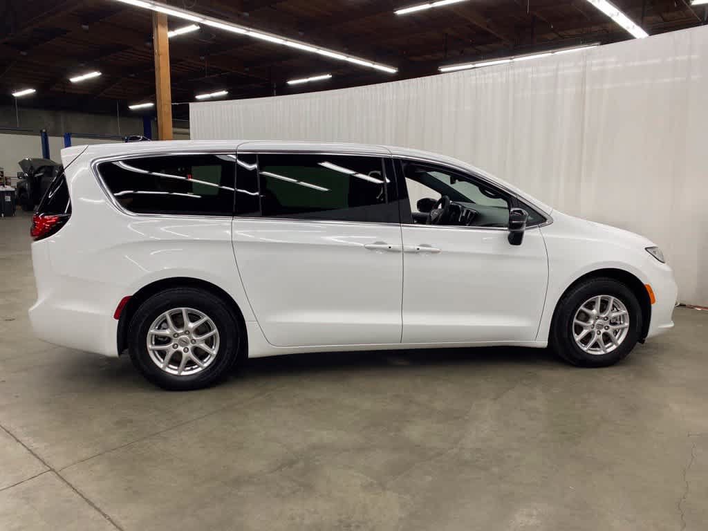 Used 2025 Chrysler Pacifica Select FWD image 7