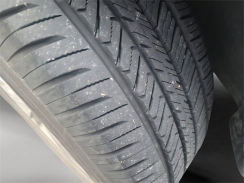 Used 2017 Ford Escape SE w/ Equipment Group 201A image 2