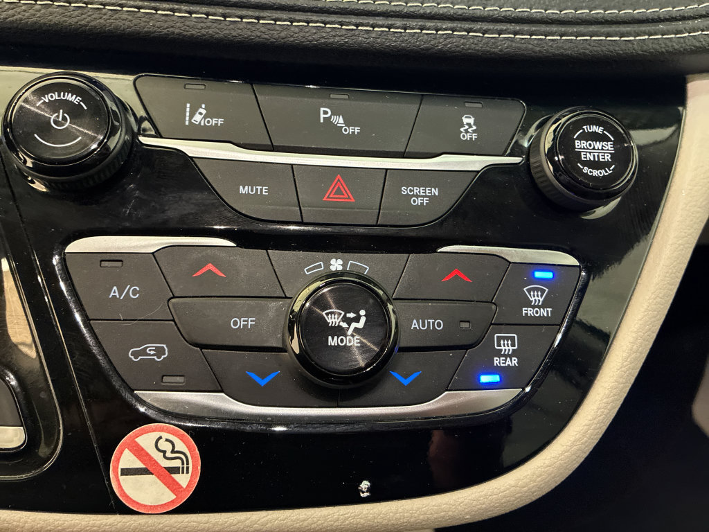 Used 2024 Chrysler Pacifica Limited FWD image 21