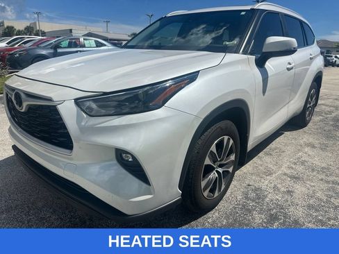 Used 2024 Toyota Highlander XLE FWD image 2