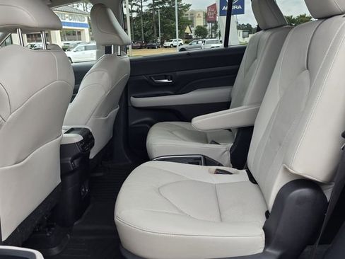 Used 2024 Toyota Grand Highlander AWD image 27