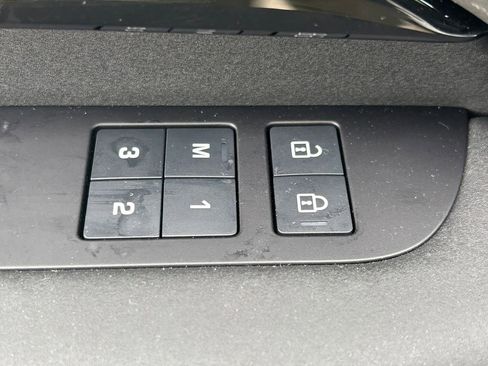 Used 2025 Land Rover Discovery S image 27