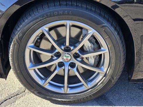 Used 2018 Alfa Romeo Giulia AWD image 9