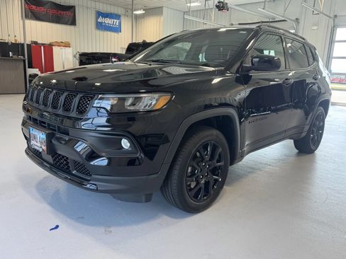 Used 2023 Jeep Compass Latitude w/ Convenience Group AWD/4WD image 4