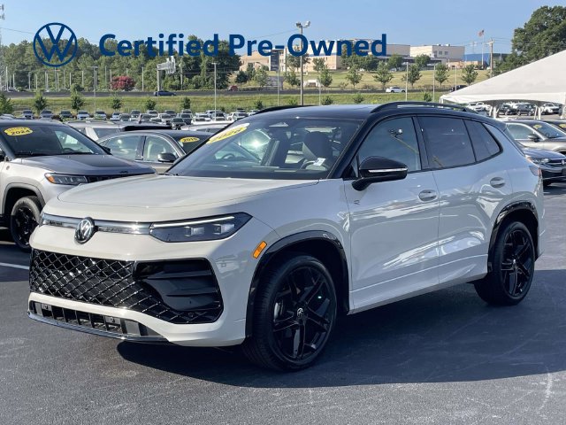 Certified 2026 Volkswagen Tiguan SE R-Line FWD image 3