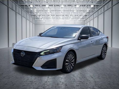 Used 2024 Nissan Altima 2.5 SV FWD image 3