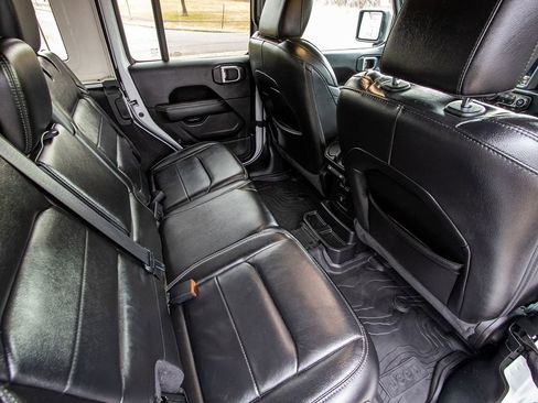 Used 2020 Jeep Wrangler Unlimited Sahara image 25