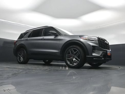 Used 2025 Ford Explorer ST-Line w/ ST-Line Street Pack AWD/4WD image 3