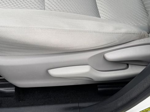 Used 2017 Toyota Highlander LE image 13