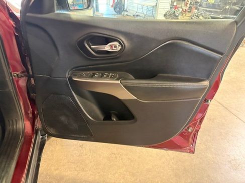Used 2019 Jeep Cherokee Latitude w/ Popular Appearance Group AWD/4WD image 12