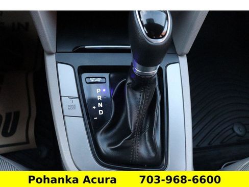 Used 2017 Hyundai Elantra SE image 16