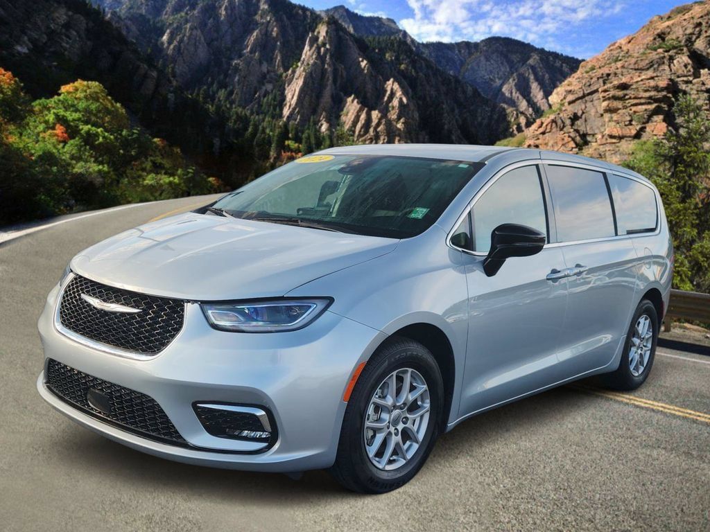Used 2024 Chrysler Pacifica Touring-L FWD image 5