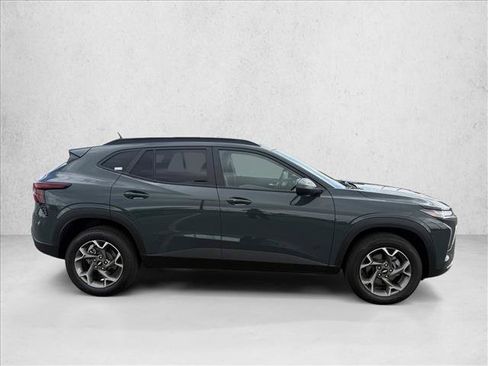 Used 2025 Chevrolet Trax LT w/ LT Convenience Package FWD image 4