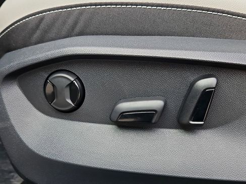 New 2026 Volkswagen Taos SE image 19