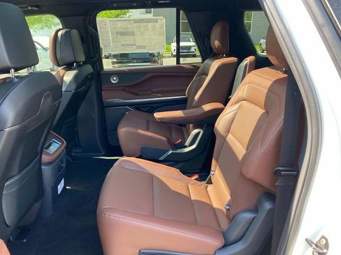 New 2026 Lincoln Navigator L Reserve AWD/4WD image 7