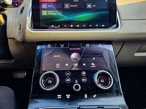 Used 2018 Land Rover Range Rover Velar R-Dynamic SE image 16