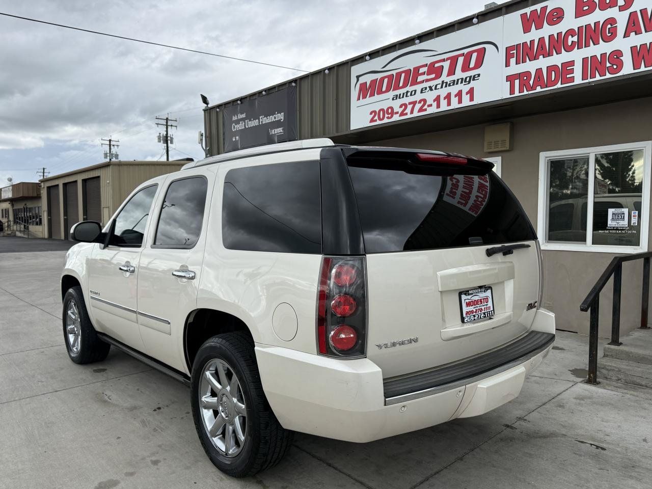 Used 2013 GMC Yukon Denali AWD/4WD image 6