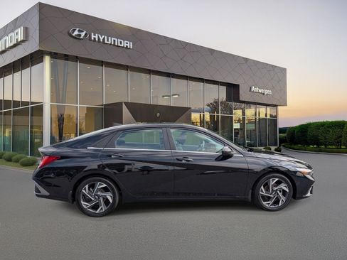 Used 2024 Hyundai Elantra SEL w/ Convenience Package FWD image 2