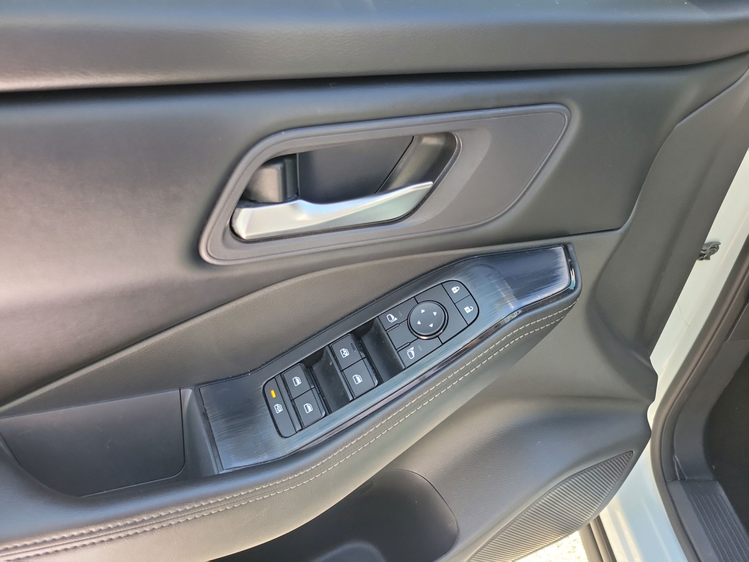 Used 2024 Nissan Rogue SV FWD image 12