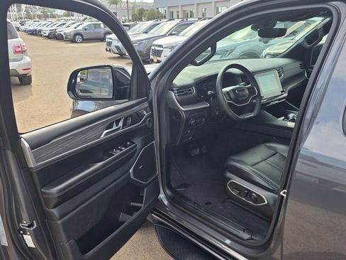 Used 2023 Jeep Wagoneer L Series II image 39