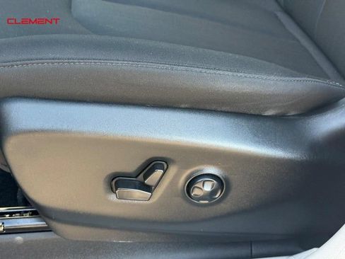 Used 2023 Chrysler Voyager LX FWD image 22