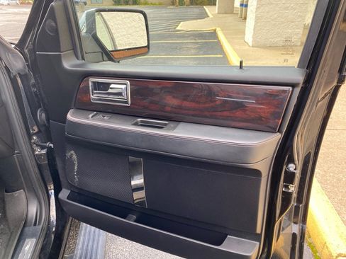 Used 2016 Lincoln Navigator Reserve image 30