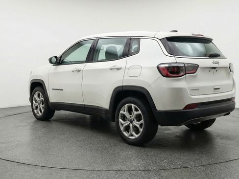 Used 2025 Jeep Compass Latitude AWD/4WD image 6