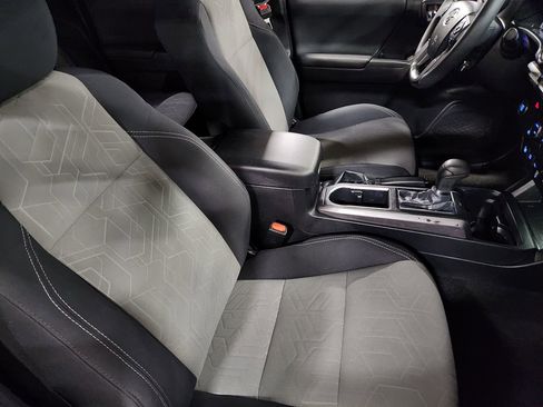 Used 2022 Toyota Tacoma TRD Sport w/ Technology Package image 32