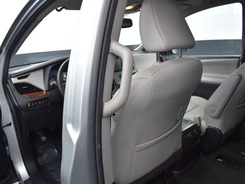 Used 2019 Toyota Sienna Limited Premium image 26