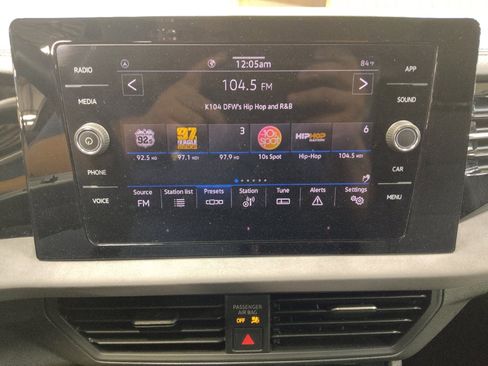Used 2025 Volkswagen Jetta SE FWD image 25