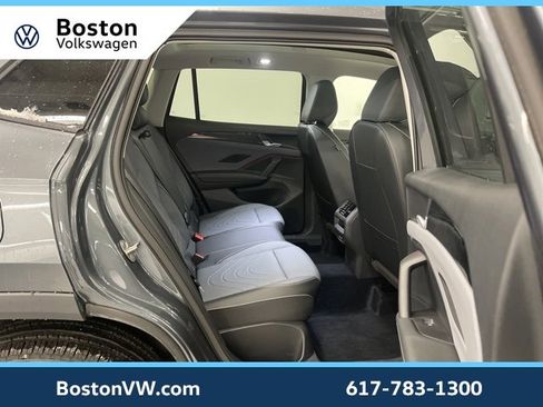 New 2025 Volkswagen Tiguan SE image 10