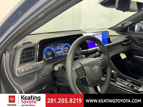 New 2025 Toyota Crown Signia image 2