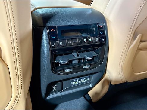 Used 2023 Jeep Grand Cherokee Summit AWD/4WD image 15