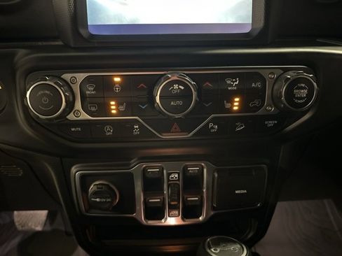 Used 2019 Jeep Wrangler Unlimited Sahara image 28