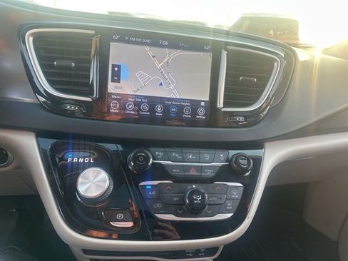 Used 2020 Chrysler Pacifica Touring-L Plus w/ Advanced Safetytec Group image 12