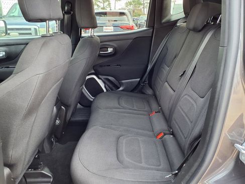 Used 2018 Jeep Renegade Latitude w/ Popular Equipment Group image 17