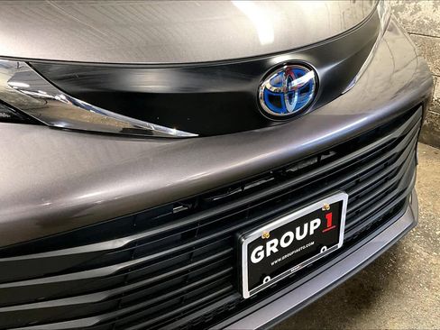 Certified 2024 Toyota Sienna LE image 27