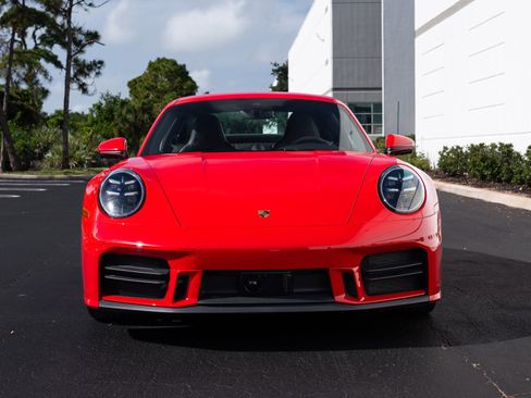 Used 2025 Porsche 911 Carrera RWD image 3