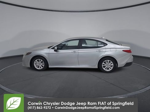 Used 2025 Toyota Camry LE image 9