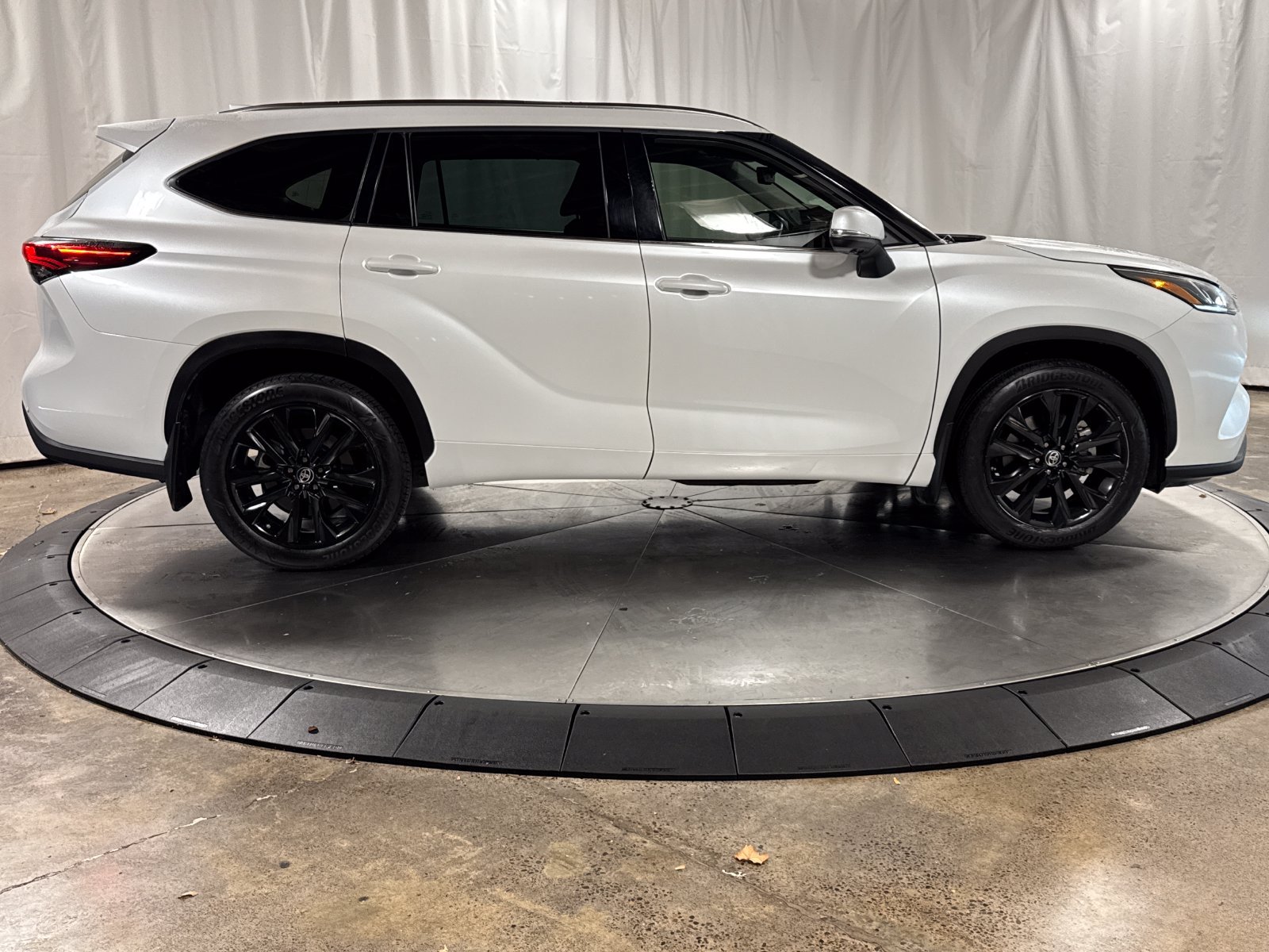 Used 2023 Toyota Highlander Limited AWD/4WD image 6