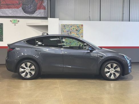 Used 2023 Tesla Model Y Long Range AWD/4WD image 3