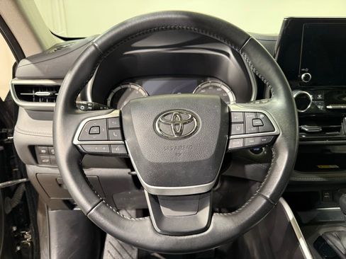 Used 2023 Toyota Highlander XLE AWD/4WD image 25