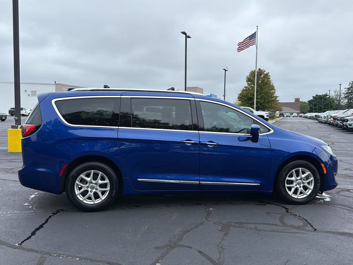 Used 2020 Chrysler Pacifica Touring-L FWD image 6