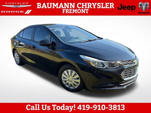 Used 2018 Chevrolet Cruze LS FWD image 1